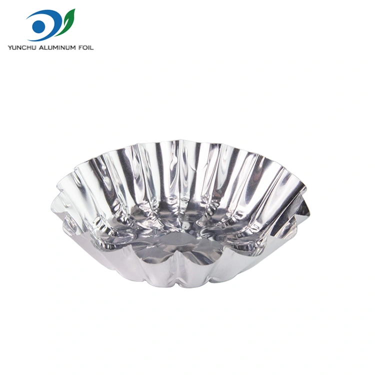 अंडे के टार्ट्स को एक एयर फ्रायर सिल्वर एल्यूमीनियम पन्नी फूड कंटेनर में बेक किया जाता है