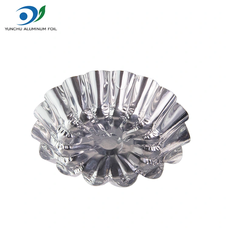 अंडे के टार्ट्स को एक एयर फ्रायर सिल्वर एल्यूमीनियम पन्नी फूड कंटेनर में बेक किया जाता है