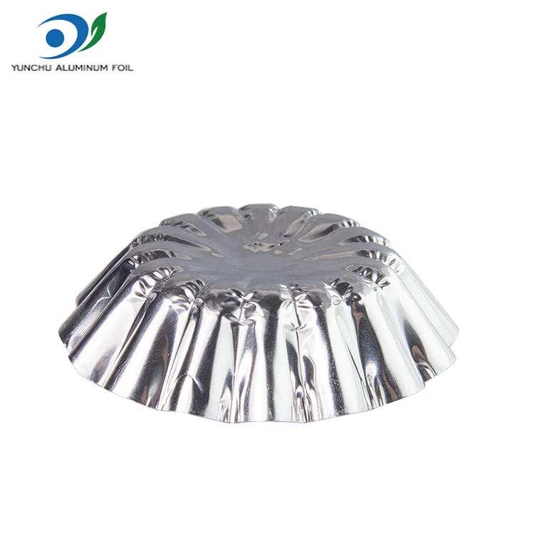 अंडे के टार्ट्स को एक एयर फ्रायर सिल्वर एल्यूमीनियम पन्नी फूड कंटेनर में बेक किया जाता है